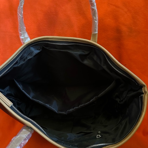 NWT Tahari Tote with Lip Care Set - Picture 9 of 12